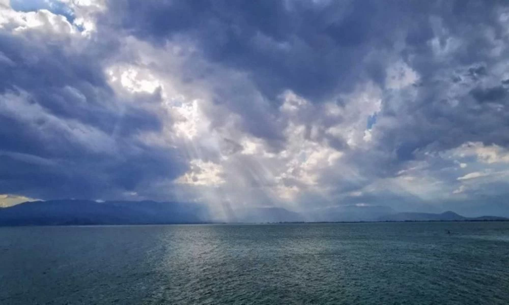 Βόλος: Αυτοκίνητο παρέσυρε δρομέα και τον πέταξε μέσα στη θάλασσα – Δείτε τις εικόνες